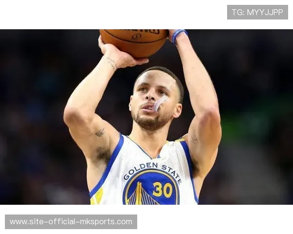 库里被拍到夜间打扫球场垃圾，简单举动被广泛传颂