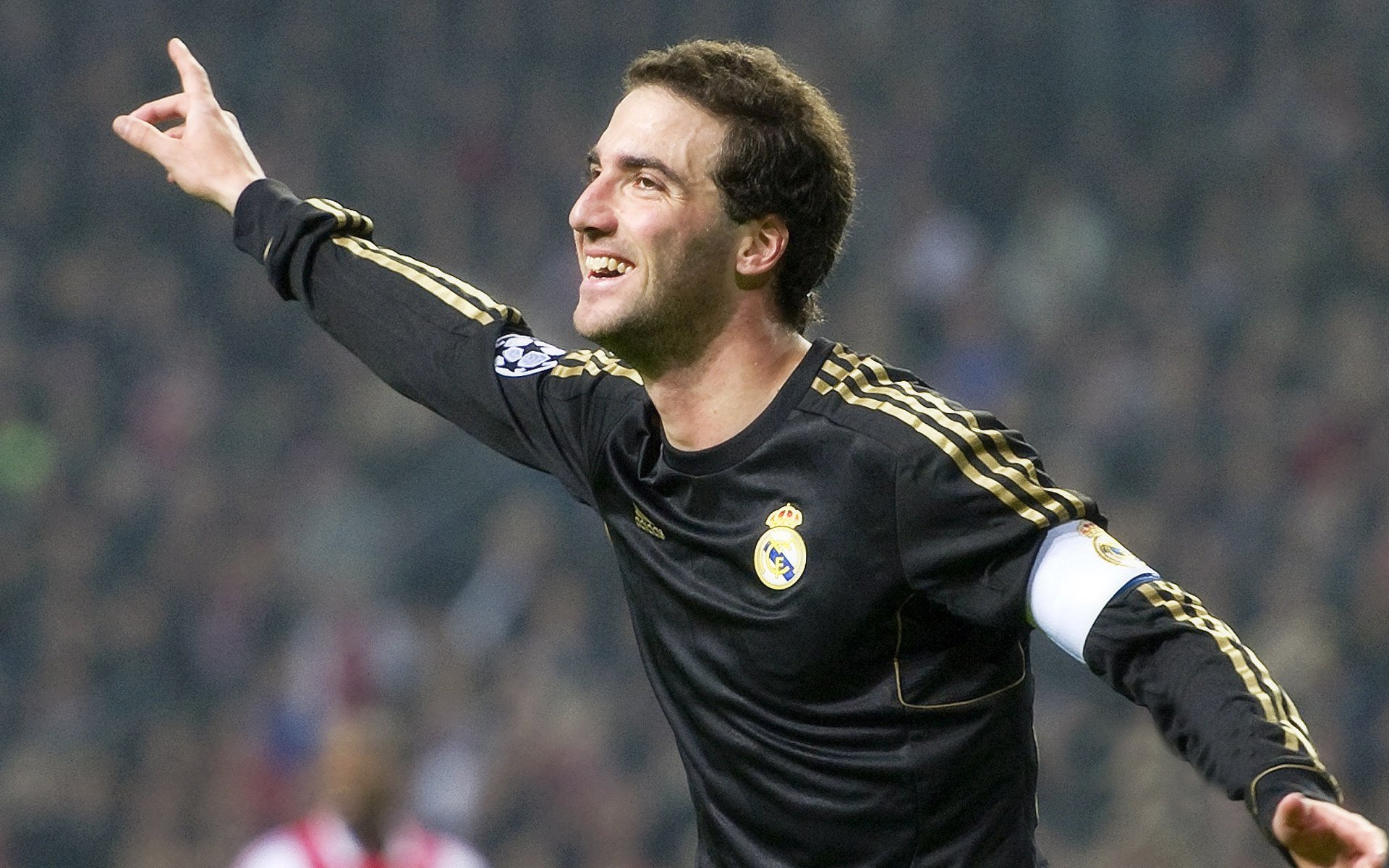 巴萨与布鲁日打成平局，防守漏洞暴露无遗，巴萨中场布教授